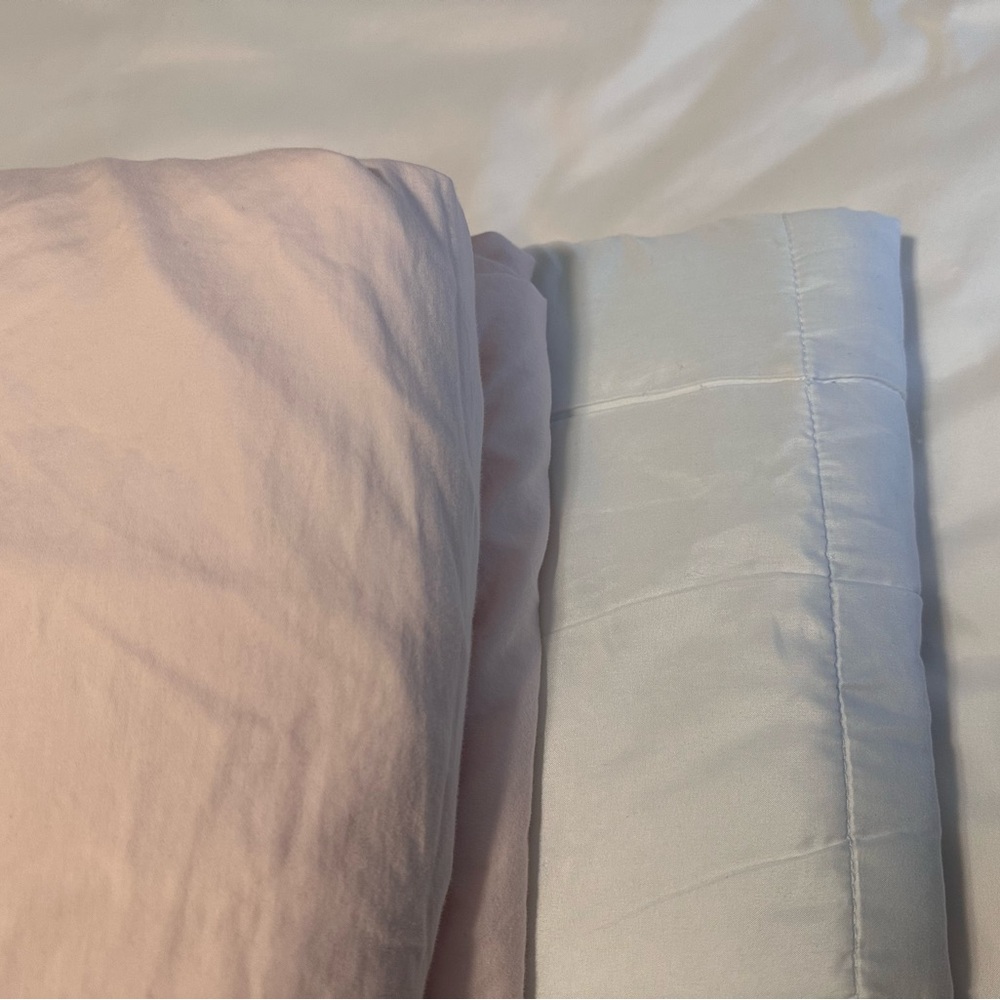 Twin bed mattress pad, fitted sheet, top sheet